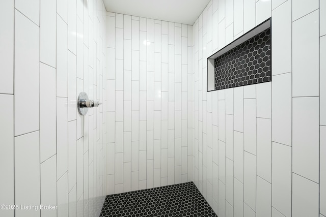 bathroom featuring a tile shower