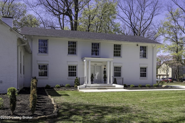 view of front of home featuring a front lawn