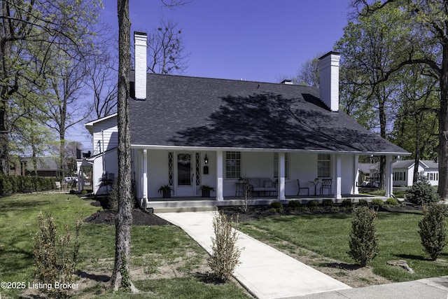 view of front of property featuring covered porch and a front lawn