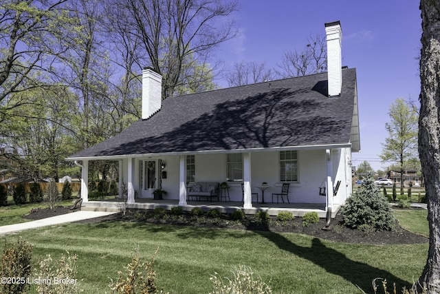 view of front of property featuring a front yard and a porch