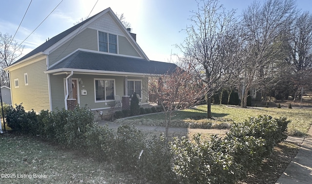 view of front facade featuring a front lawn