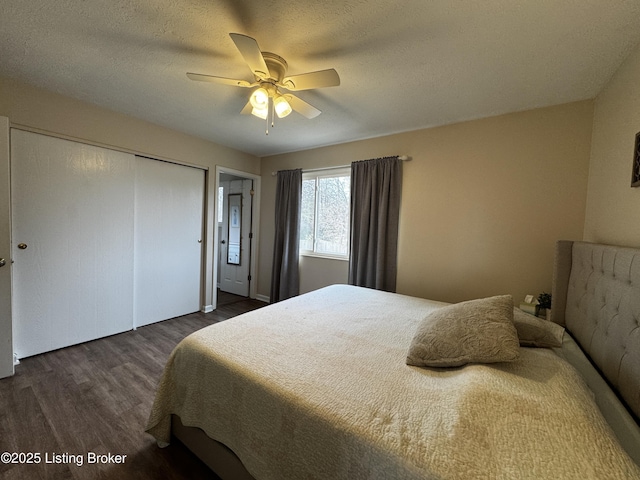 bedroom featuring a closet, a textured ceiling, dark hardwood / wood-style floors, and ceiling fan