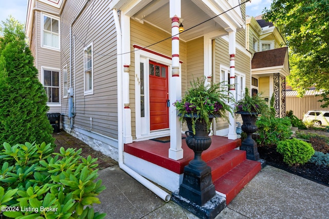 doorway to property with covered porch