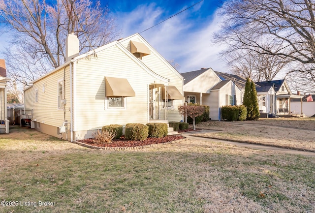 view of front of property featuring a front yard