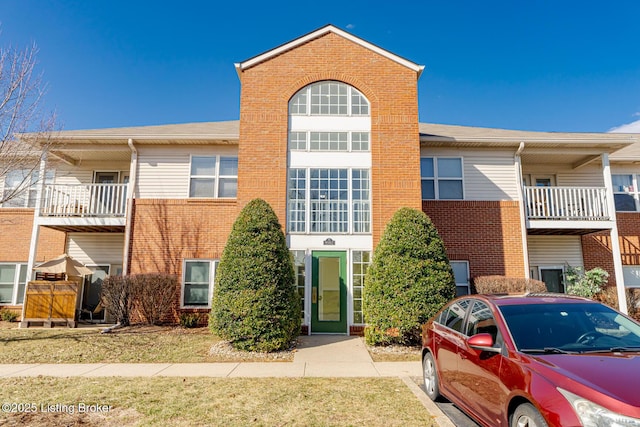 view of front facade with a front yard