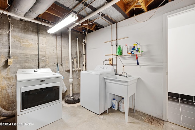 washroom with washer and clothes dryer