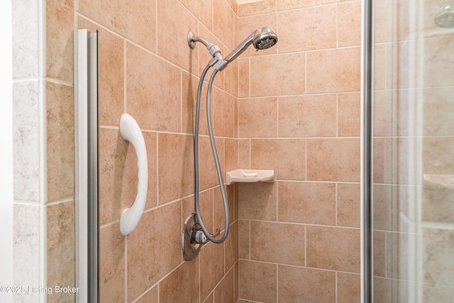 details with a tile shower