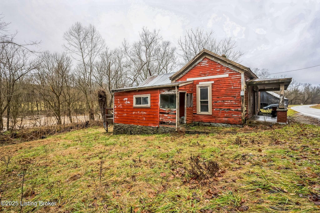 exterior space with a yard