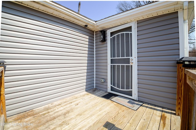 entrance to property featuring a wooden deck