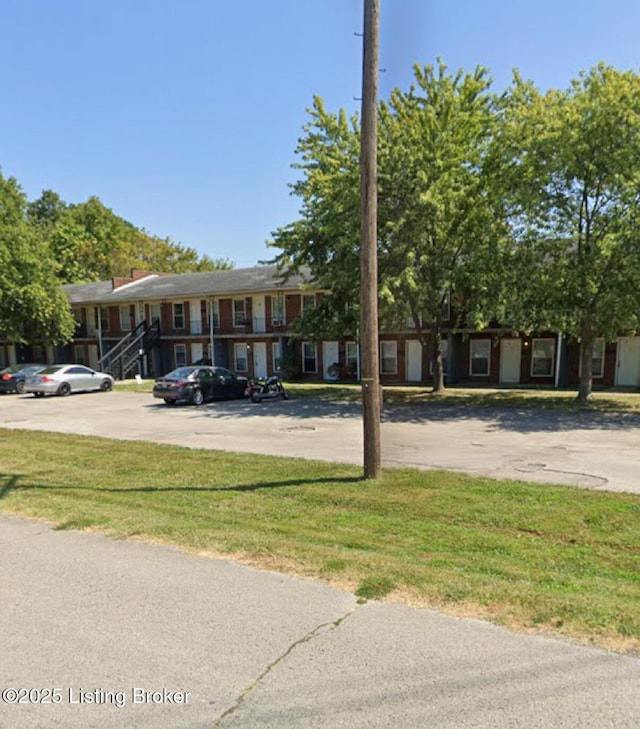 view of front of property with a front lawn