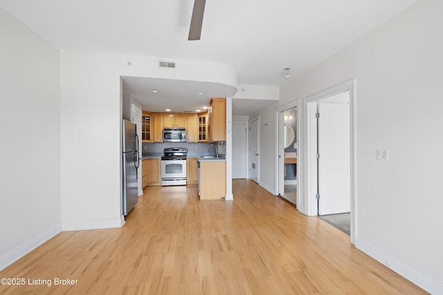 kitchen featuring a sink, light wood-style floors, visible vents, and stainless steel appliances