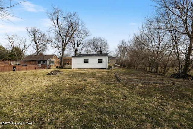 view of yard featuring an outbuilding