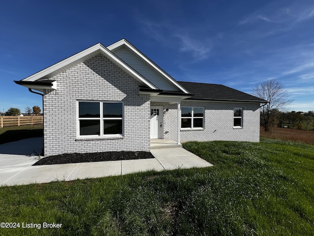 view of front of home featuring a patio and a front yard