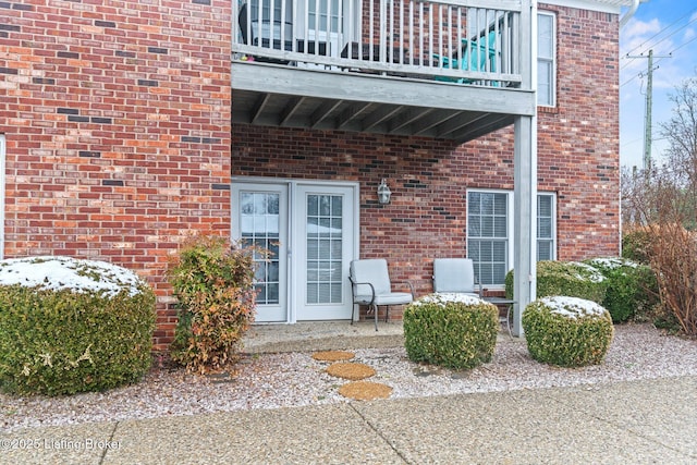 property entrance featuring a balcony