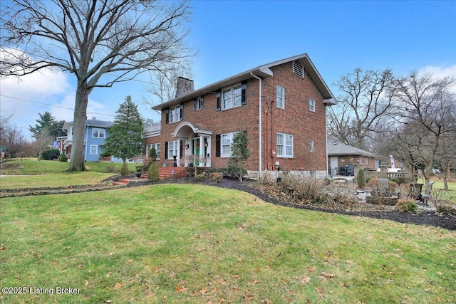 colonial house featuring a front lawn