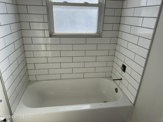 bathroom with tiled shower / bath