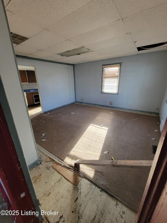 empty room featuring a drop ceiling