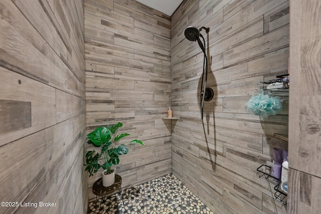 bathroom featuring a tile shower