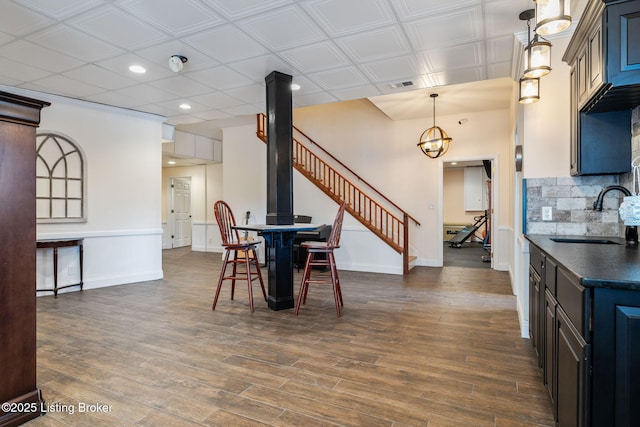 dining space with baseboards, visible vents, dark wood-type flooring, and recessed lighting