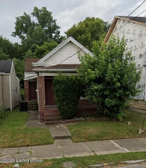 view of front of house with a front lawn