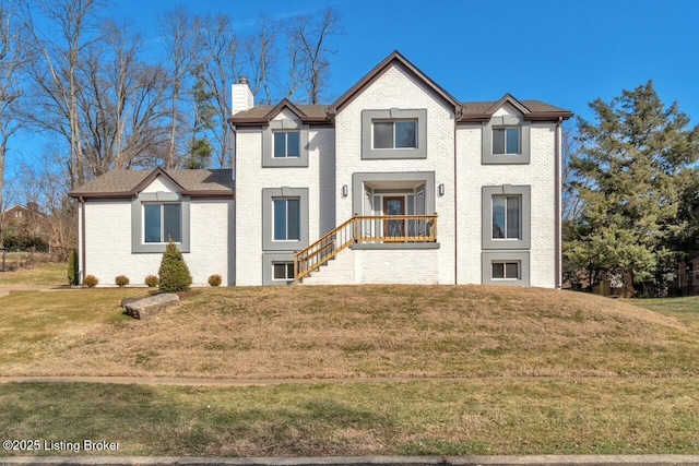 view of front facade featuring a front lawn