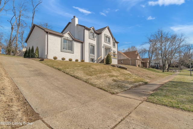 view of front of property featuring a front yard