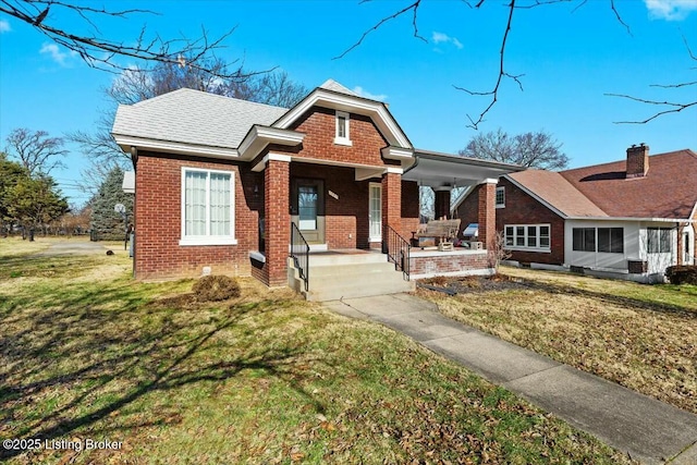 view of front of property featuring a front yard and covered porch