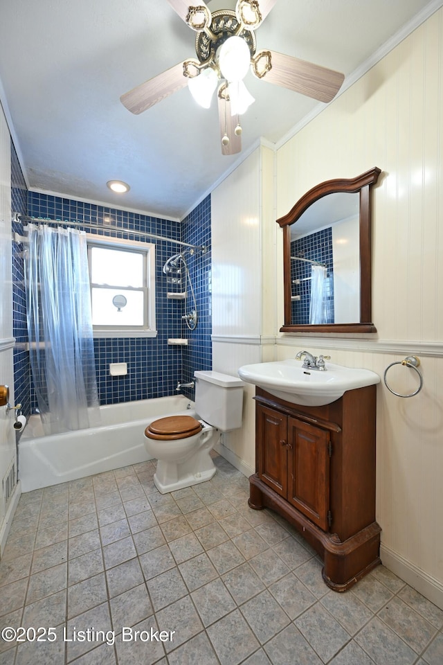 bathroom featuring crown molding, toilet, a ceiling fan, shower / bath combo, and vanity