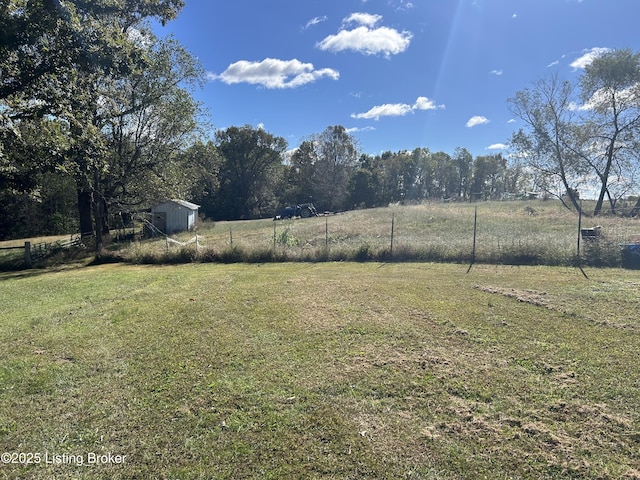 view of yard featuring a rural view