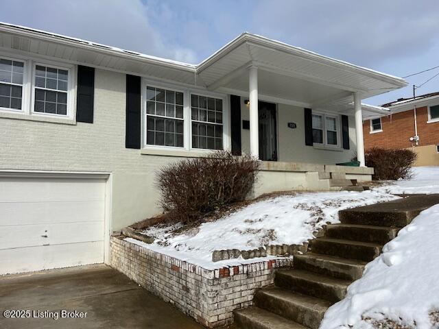 view of front of house featuring a garage