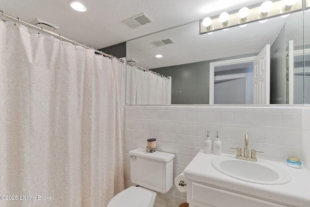 13200 Creekview Rd, Prospect, KY 40059 - bathroom with visible vents, a textured ceiling, and toilet