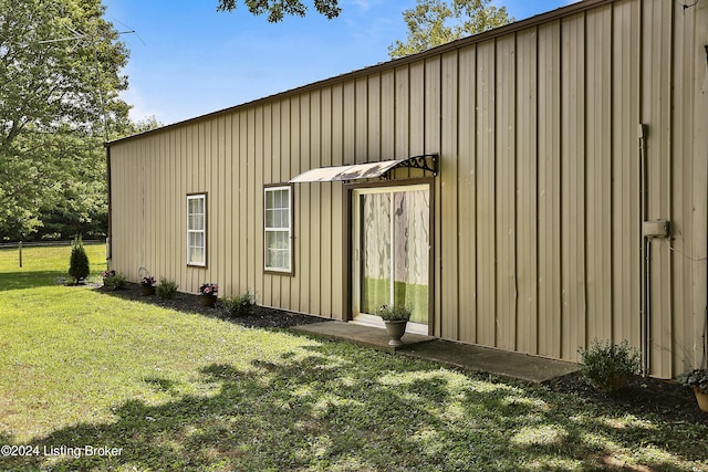 view of outdoor structure featuring a yard