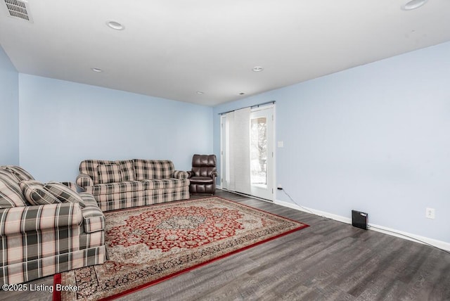 living area featuring baseboards, visible vents, wood finished floors, and recessed lighting