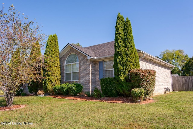 view of front of home featuring a front yard