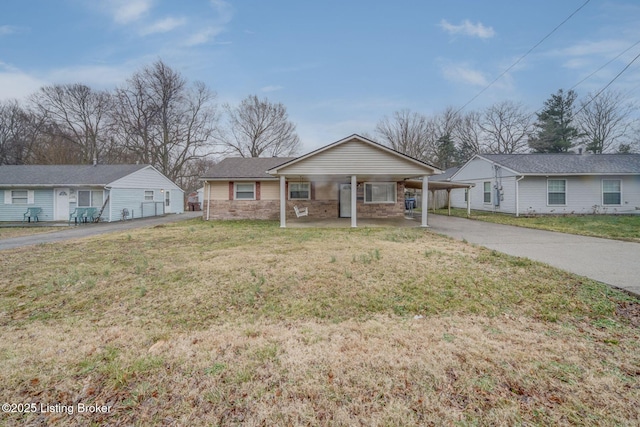 view of front of property with aphalt driveway, a front lawn, and a carport