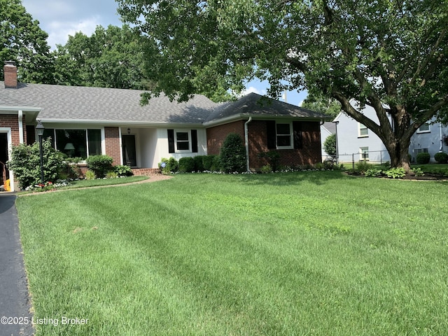 ranch-style home featuring a front lawn