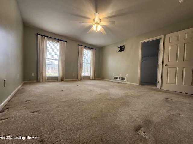 carpeted empty room featuring ceiling fan