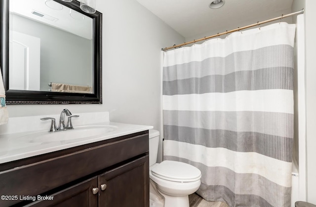 bathroom with a shower with curtain, visible vents, vanity, and toilet