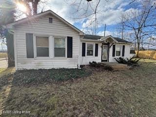 view of front of home featuring a front yard