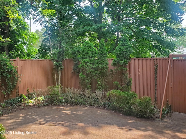 422 Sprite Rd Unit 1, Louisville, KY 40207 - view of yard