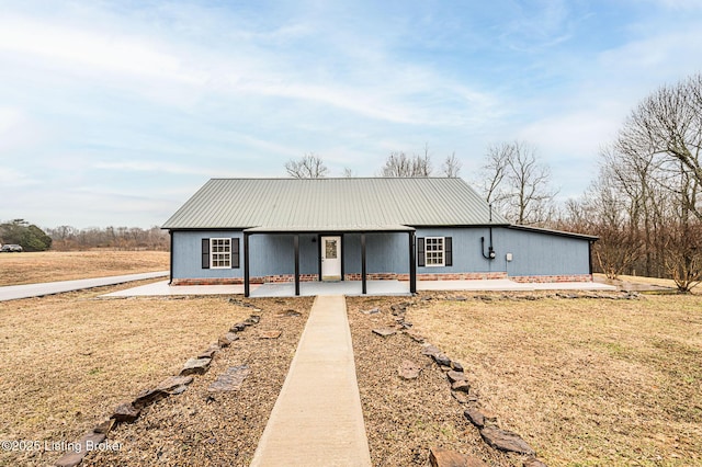 view of front of home with a patio and a front yard