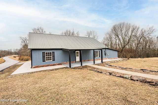 view of front of house featuring a front lawn