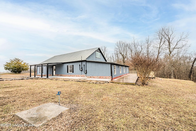 view of front facade featuring a front lawn