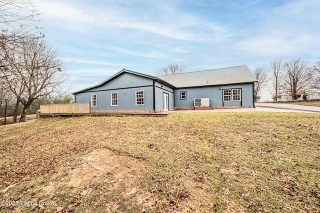 view of front of home featuring a deck and a front yard