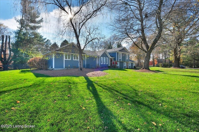 view of front of property featuring a front yard