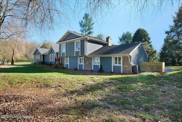 view of front of home featuring a front lawn