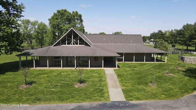 farmhouse featuring a front lawn