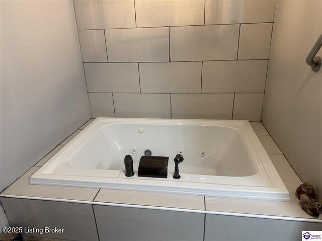 bathroom featuring tiled tub