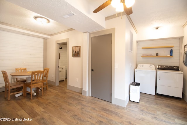 dining area with dark wood-style floors, ceiling fan, a textured ceiling, and washer and dryer