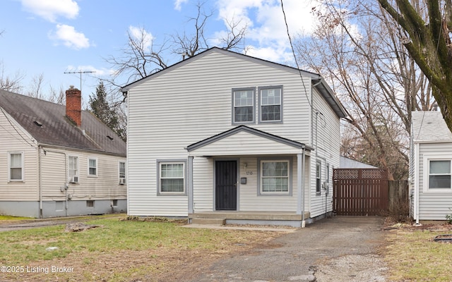 view of front facade featuring a front yard and fence